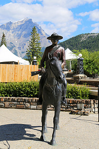 加拿大皇家骑警骑一匹马的雕像