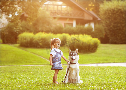 哈士奇摄影照片_在公园里的小女孩与狗哈士奇家园
