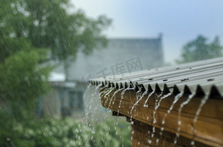 大雨从屋顶流下来