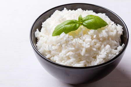 煮熟的米饭在黑色的碗
