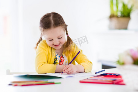小女孩绘画和写作