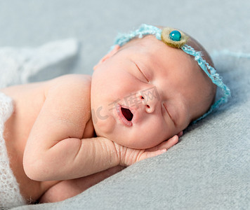 投标新生儿睡在一起在头上的花环