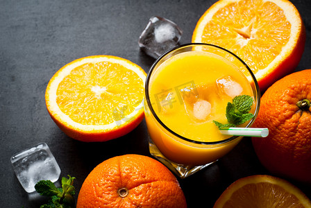 鲜橙汁和橙子