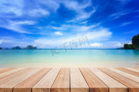 返回顶部摄影照片_空的木桌或计数器和热带海滩视图顶部