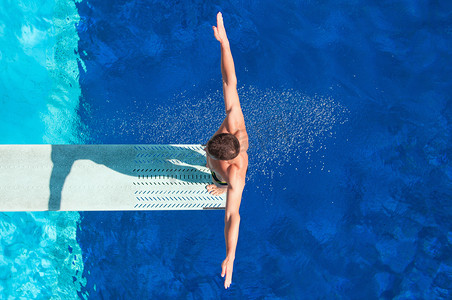 张开双臂得人摄影照片_跳板跳水潜水前竞争对手