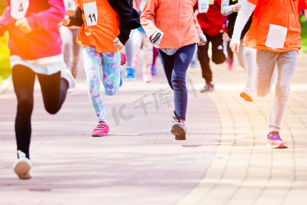 奔跑女孩摄影照片_在公园里奔跑的孩子