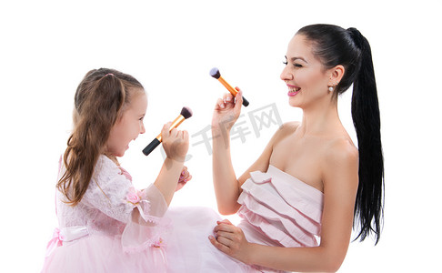 快乐充满爱的家庭。母亲和女儿是做你的化妆和乐趣.