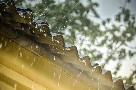 雨从房顶下而下