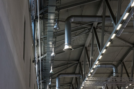 电光源摄影照片_与金属结构和通风房间天花板