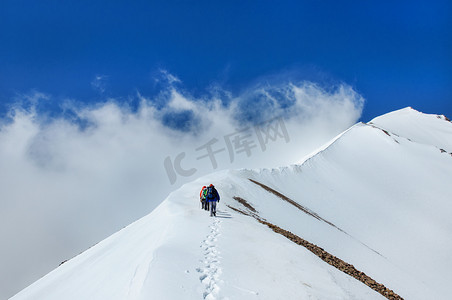奥尔良手枪腿摄影照片_集团登山下山从尔火山顶部.