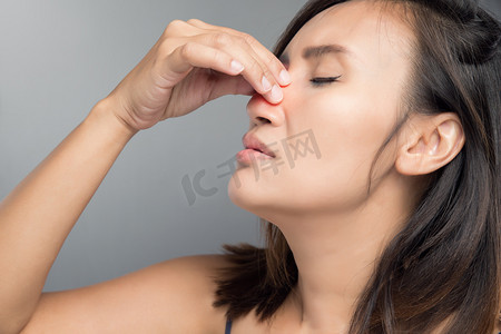 鼻子痒鼻炎摄影照片_亚洲女人伤害了她的鼻子，因为她有冷.