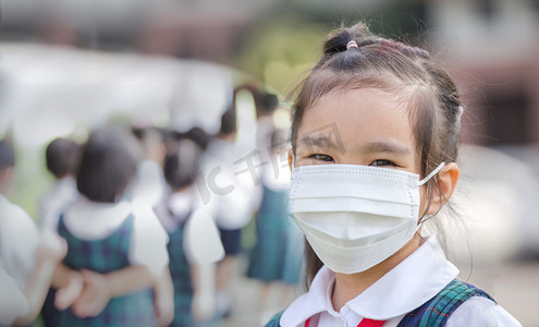 戴面具摄影照片_医疗保健-女孩戴着防护面具