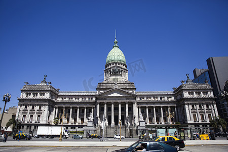 布宜诺斯艾利斯, 阿根廷-2018年1月19日: Unindentified 人在阿根廷全国国会宫殿前面在布宜诺斯艾利斯。这座新古典主义建筑于1906年开业。.