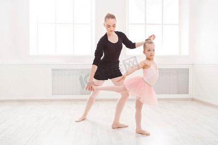 小女孩学习芭蕾舞老师副本空间