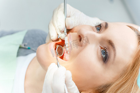 check摄影照片_Patient at dental check up 