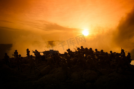 战争的概念。军事剪影战斗场景上战争雾天空背景，世界战争士兵剪影低于夜间多云的天际线。攻击的场面。装甲的车辆。坦克战斗