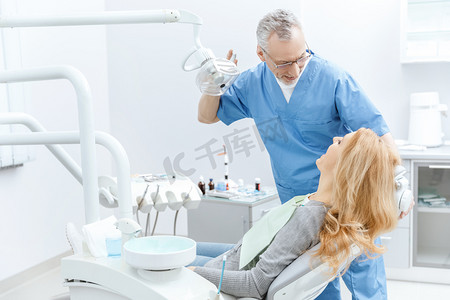 牙科诊所有病人的牙医