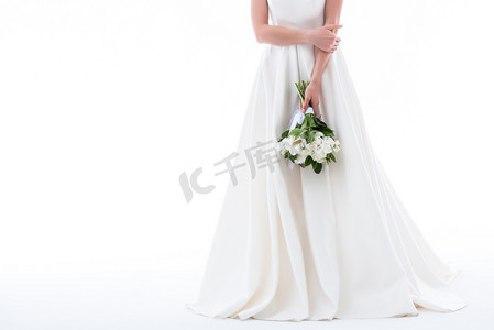 婚纱礼服摄影照片_在婚纱礼服的优雅女孩的裁剪视图与花束, 孤立的白色