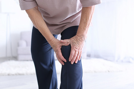 老年妇女患有膝关节疼痛
