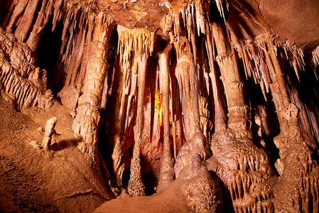洞穴暗室内有光, 钟乳石和石笋