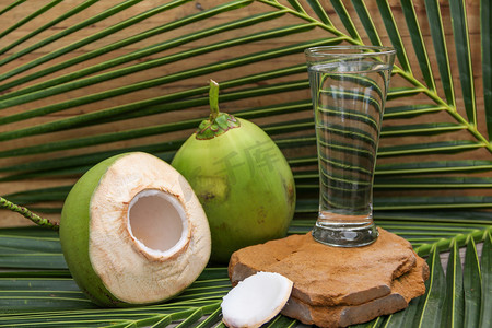 国产的摄影照片_在玻璃的木制背景良好健康的新鲜椰子水喝特写.