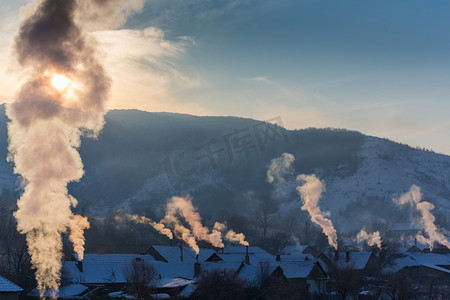 美丽的冬天风景与浓烟从房子的烟囱，在一个明亮、 冷，早晨，在偏远的农村，在欧洲