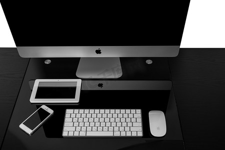 乌克兰，夫，2016 年 11 月 2 日。苹果电脑 imac 27 视网膜显示 5 k 键盘和魔术鼠标在黑色的桌子上。在白色背景上孤立