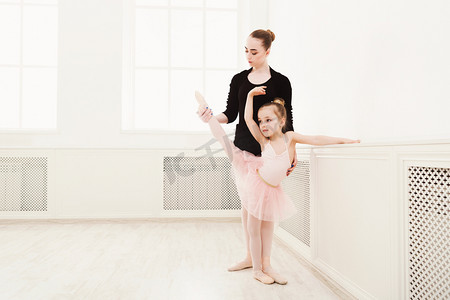 小女孩学习芭蕾舞老师副本空间