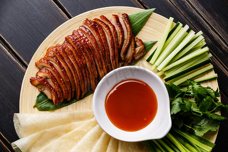 北京烤鸭配鲜黄瓜, 葱, 香菜和烤面食 Hoysin 酱特写