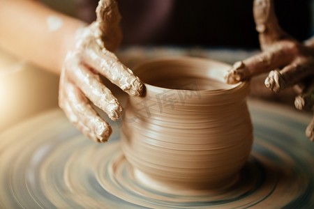 陶瓷工艺摄影照片_年轻的波特手, 关闭手制陶轮杯
