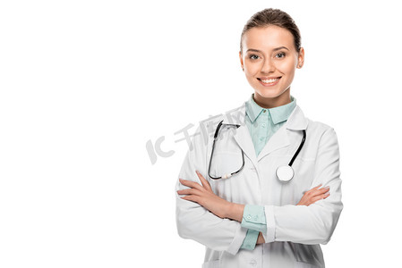 身穿医疗服的美丽快乐的女医生，双手交叉，与白人隔离 
