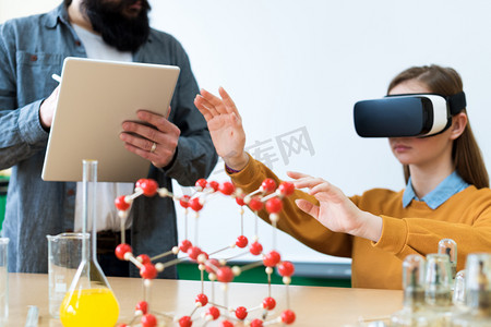 年轻教师使用虚拟现实眼镜和3d 演示, 教授学生在化学课。教育、Vr、辅导、新技术与教学方法理念. 