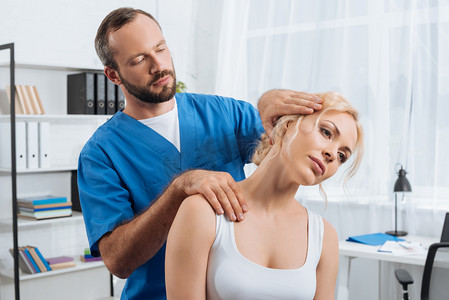 医院预约女性脊医颈部伸展术的画像
