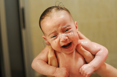 两个月大的小女孩洗澡和哭泣