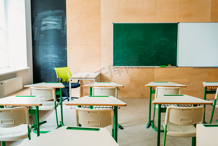 校园空白黑板的空的现代教室内部