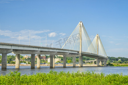 bridge摄影照片_The Clark Bridge, a cable-stayed bridge across the Mississippi River between West Alton, Missouri and Alton, Illinois.