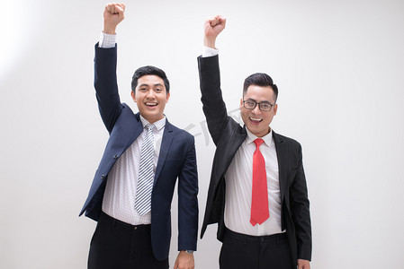 成功的亚洲商人举手与背景, 启动, 聪明的工作, 成功的人, 合作伙伴和团队理念的快乐或胜利
