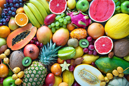 大暑葡萄摄影照片_食物背景。丰富多彩的成熟热带水果品种。顶部视图