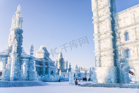 国际摄影照片_中国哈尔滨-2019年1月2日: 哈尔滨国际冰雪节是每年在哈尔滨举行的冬季节。这是世界上最大的冰雪节.