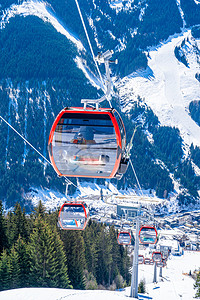瑞士达沃斯。 2019年1月10日。 高山滑雪升降，座位翻过高山，从天空和雪板上滑行