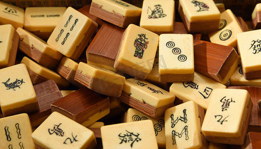 复古骨竹麻将或麻将玩瓷砖盒。特写背景.