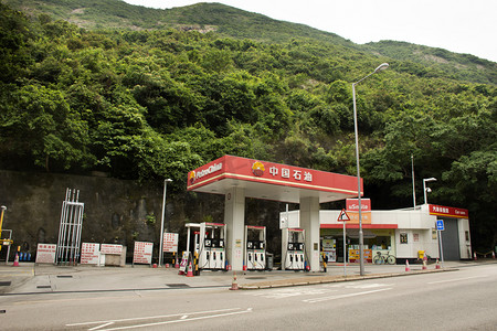 2018年9月9日, 在中国香港浅水湾路, 为中国人使用服务填充油和购物的小型山上的加油站