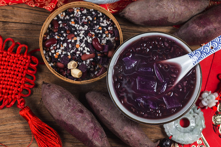 紫的摄影照片_紫薯粒稀饭