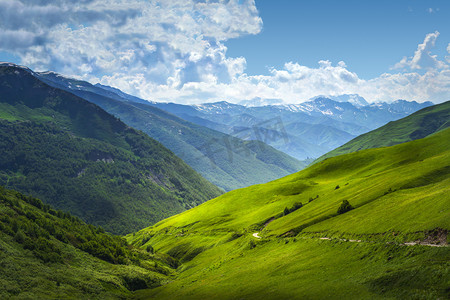 山脉的美丽景色。夏日阳光明媚的山区, 在上斯瓦涅季亚, 乔治亚州。高山山谷。高加索高地。令人惊叹的自然。风景草丘陵。奇妙的自然.