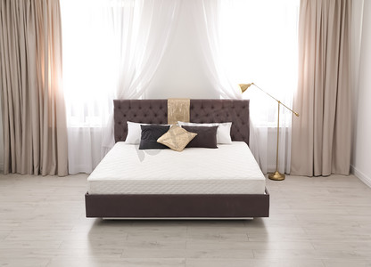 椰棕床垫摄影照片_舒适的床, 新床垫靠近窗户在房间里。健康睡眠