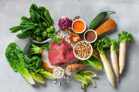 健康的饮食和均衡的营养成分：蔬菜、谷物和肉类。 营养、饮食、清洁食品概念
