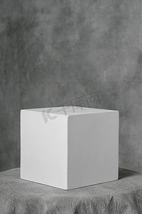 石膏白色立方体, 简单的几何形状在灰色织品艺术背景为学习画.