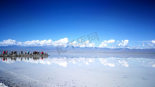卡卡卡卡卡卡摄影照片_2018年7月19日，中国西北部青海省乌兰县、海西蒙古族藏族自治州的查卡盐湖（卡卡盐湖）景观，被誉为