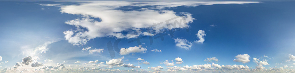 富文本编辑摄影照片_无缝洞全景360度角蓝天与美丽的积雨云与天顶用于3D图形或游戏开发如天空穹顶或编辑无人机拍摄