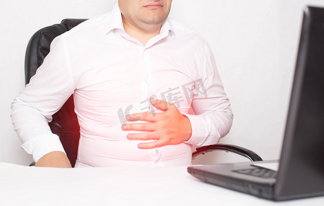 男性办公室工作人员持有胃，胃炎和胃溃疡，幽门螺旋杆菌.